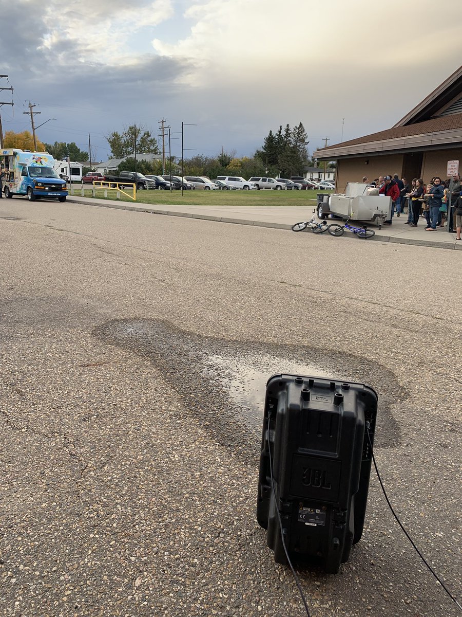 sshigehiro's tweet photo. Meet the teacher night! @irvine_school with @KONAICE and the ballon burst machine to for the kids to try to soak the teachers. They loved it! #prsd8 @StephenKomistek @PRSD_ATA_Local2 https://t.co/AK115HAG9L