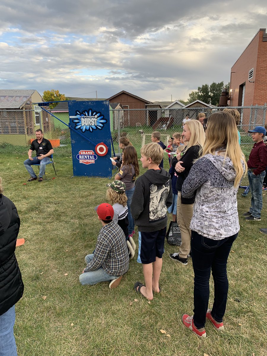 sshigehiro's tweet photo. Meet the teacher night! @irvine_school with @KONAICE and the ballon burst machine to for the kids to try to soak the teachers. They loved it! #prsd8 @StephenKomistek @PRSD_ATA_Local2 https://t.co/AK115HAG9L