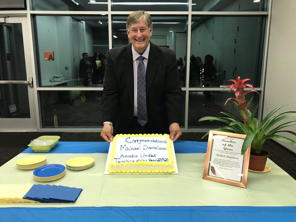 FirstAveMS's tweet photo. Bravo Mr. Danielson! Such a wonderful celebration of our AUSD Teacher of the Year! #FApride @FirstAvePTSA @ArcadiaUnified https://t.co/7xh7nWTbN9