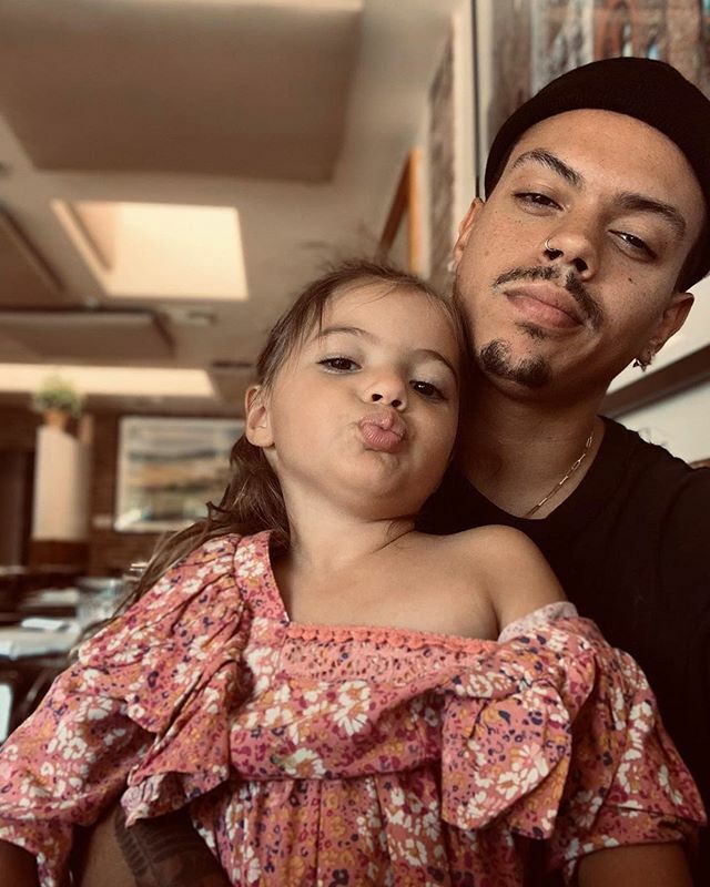 officialbck's tweet photo. #EvanRoss and daughter #Jaggersnow get candid for the camera. #ashleesimpson https://t.co/K7lbjFsqke https://t.co/LmXYPLN0Pr