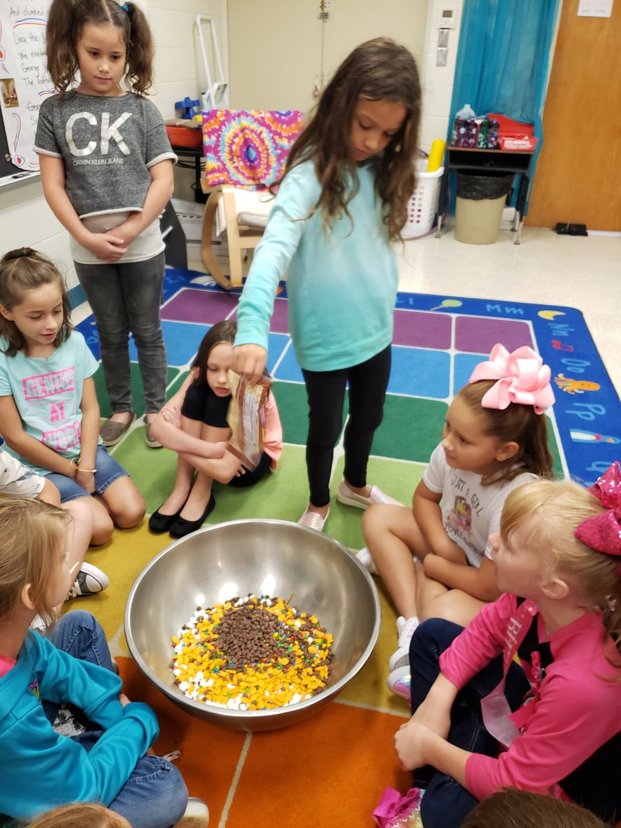 MsBrock_Rocks's tweet photo. Students took turns adding individual substances to our mixture today.  It was a delicious snack while we discussed more about mixtures and tools used to separate them.  @PeachCreekElem @SplendoraISD https://t.co/LgHUKS3miv