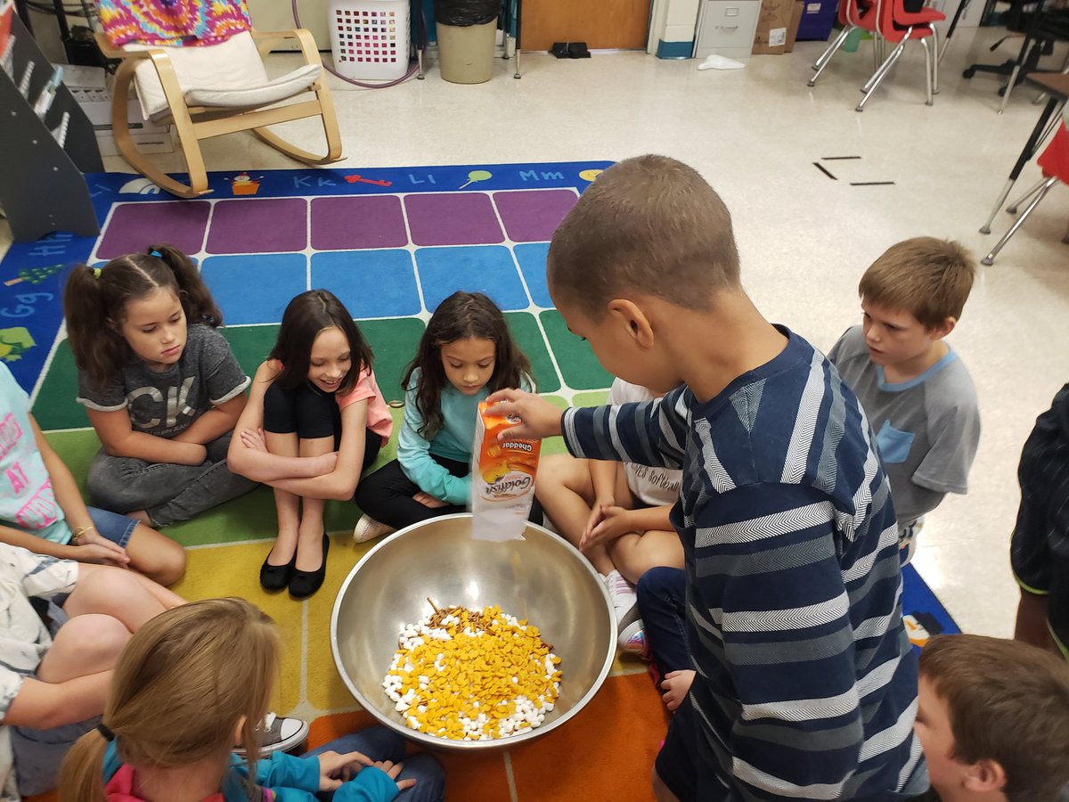 MsBrock_Rocks's tweet photo. Students took turns adding individual substances to our mixture today.  It was a delicious snack while we discussed more about mixtures and tools used to separate them.  @PeachCreekElem @SplendoraISD https://t.co/LgHUKS3miv