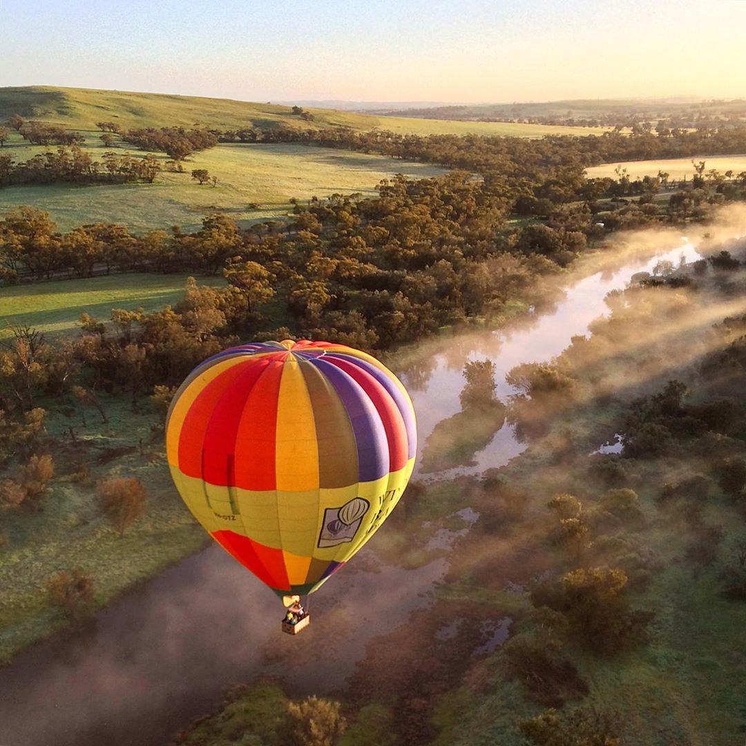 There's really no feeling better than being on top of the world! 🎈 Floating through the beautiful lush #AvonValley with IG/windwardballooning comes with a side of spectacular views of @DestPERTH, fresh air and a warm glowing sunrise. #thisisWA