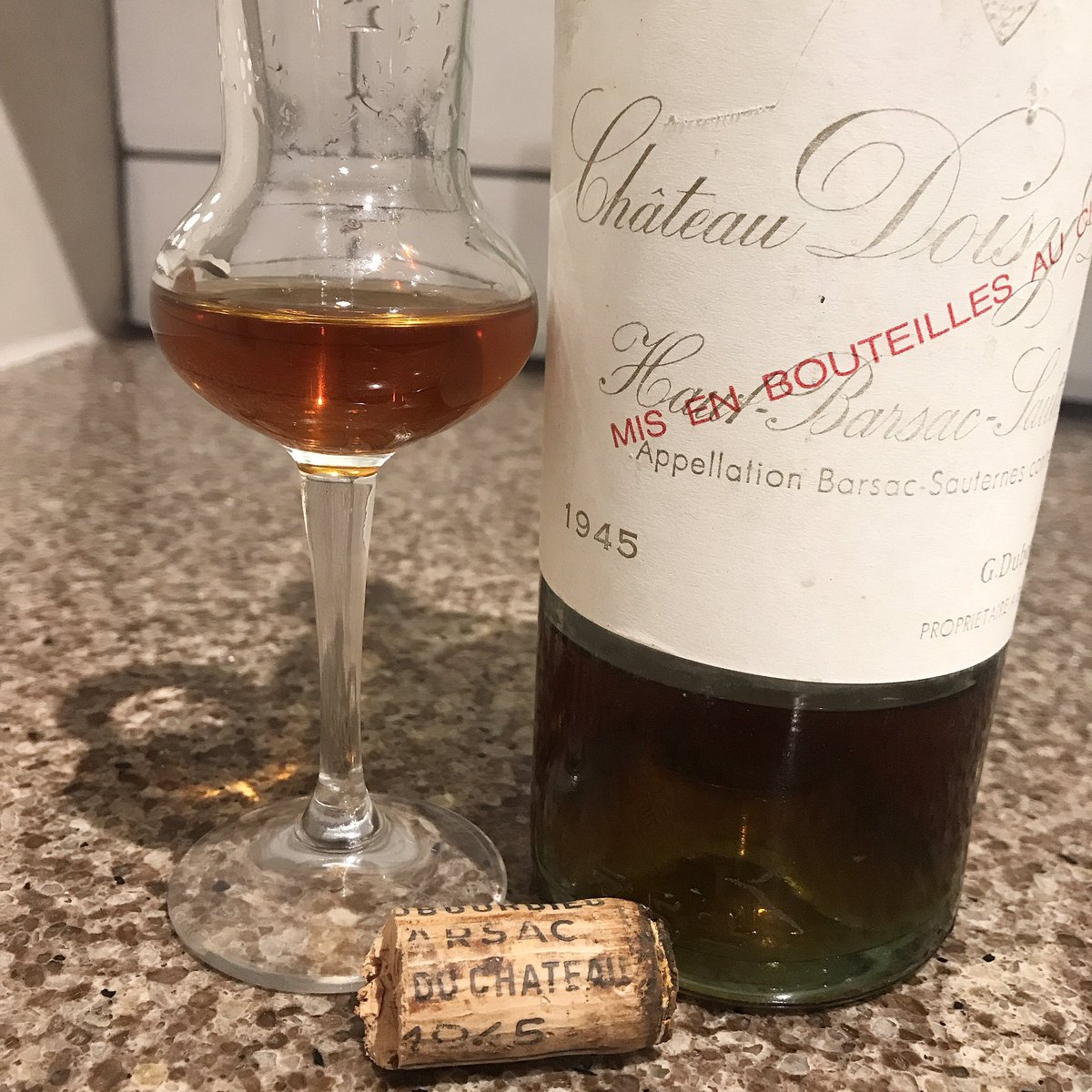 dufourlab's tweet photo. We got to drink a World War II wine from 1945 from château doisy daene and it was just perfectly conserved for a 74 years old Barsac-Sauternes. Just memorable! #wine #sauternes #1945 #chateaudoisydaene #doisy #vin #france #barsac #war #worldwar2 #guerre #bordeaux https://t.co/1UhFkP0hGA