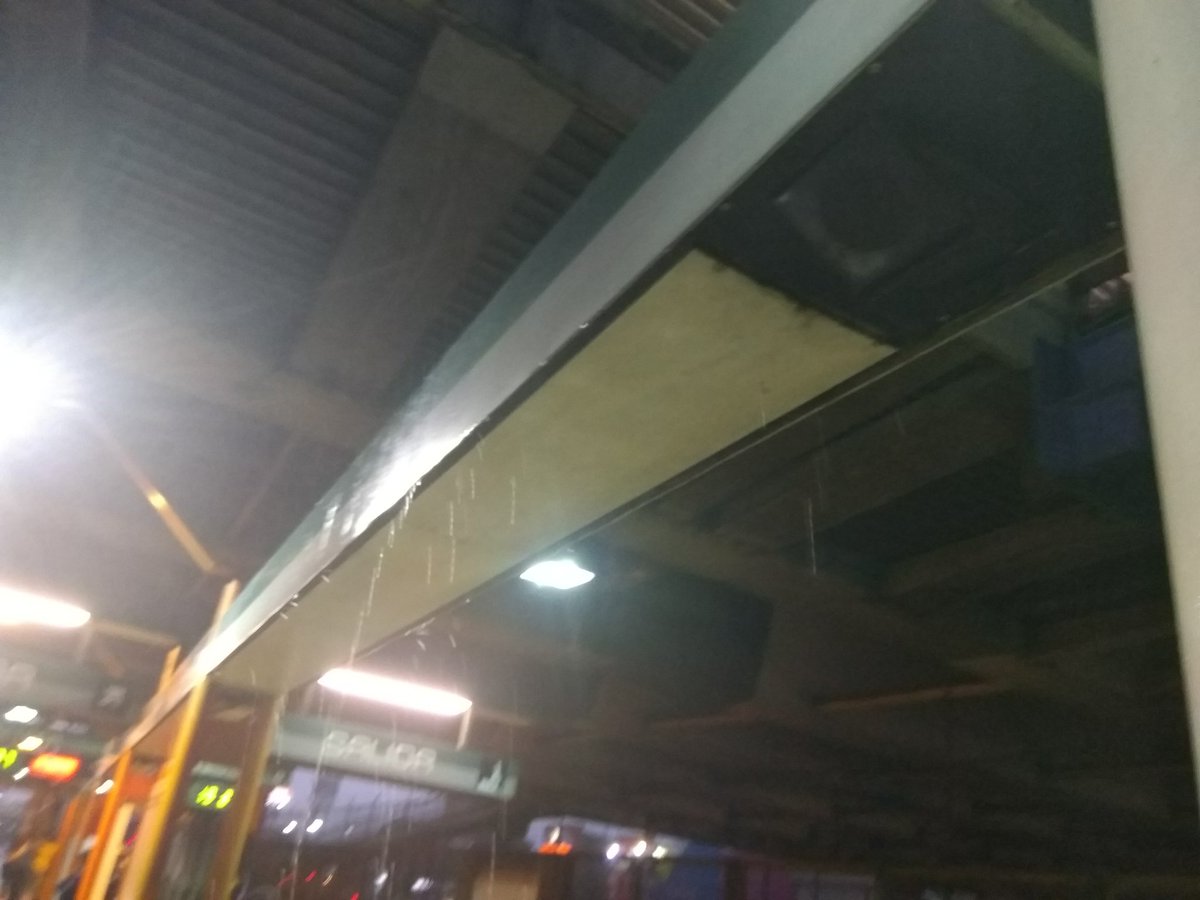 33Negociante33's tweet photo. Llueve adentro de la estación Múzquiz línea b , dónde está el mantenimiento de toda la línea , esto es más importante que denunciar vendedores https://t.co/5PPVNT295w