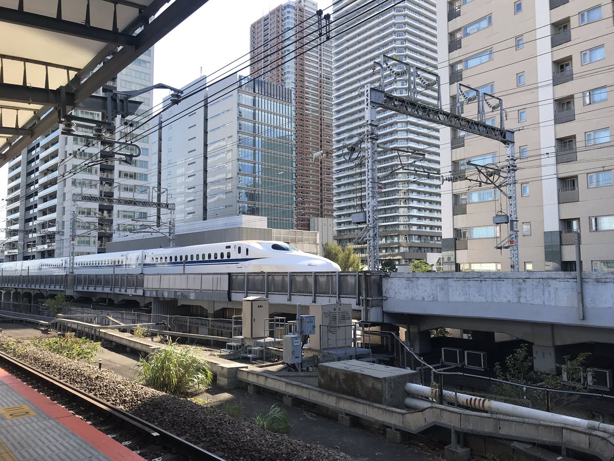 ラン桃次郎 Twitterissa 横須賀線武蔵小杉駅ホームから 東海道新幹線が 通過するのが 良く見えるから鉄道好きの子供たち はホームで大はしゃぎだ ゚ ゚