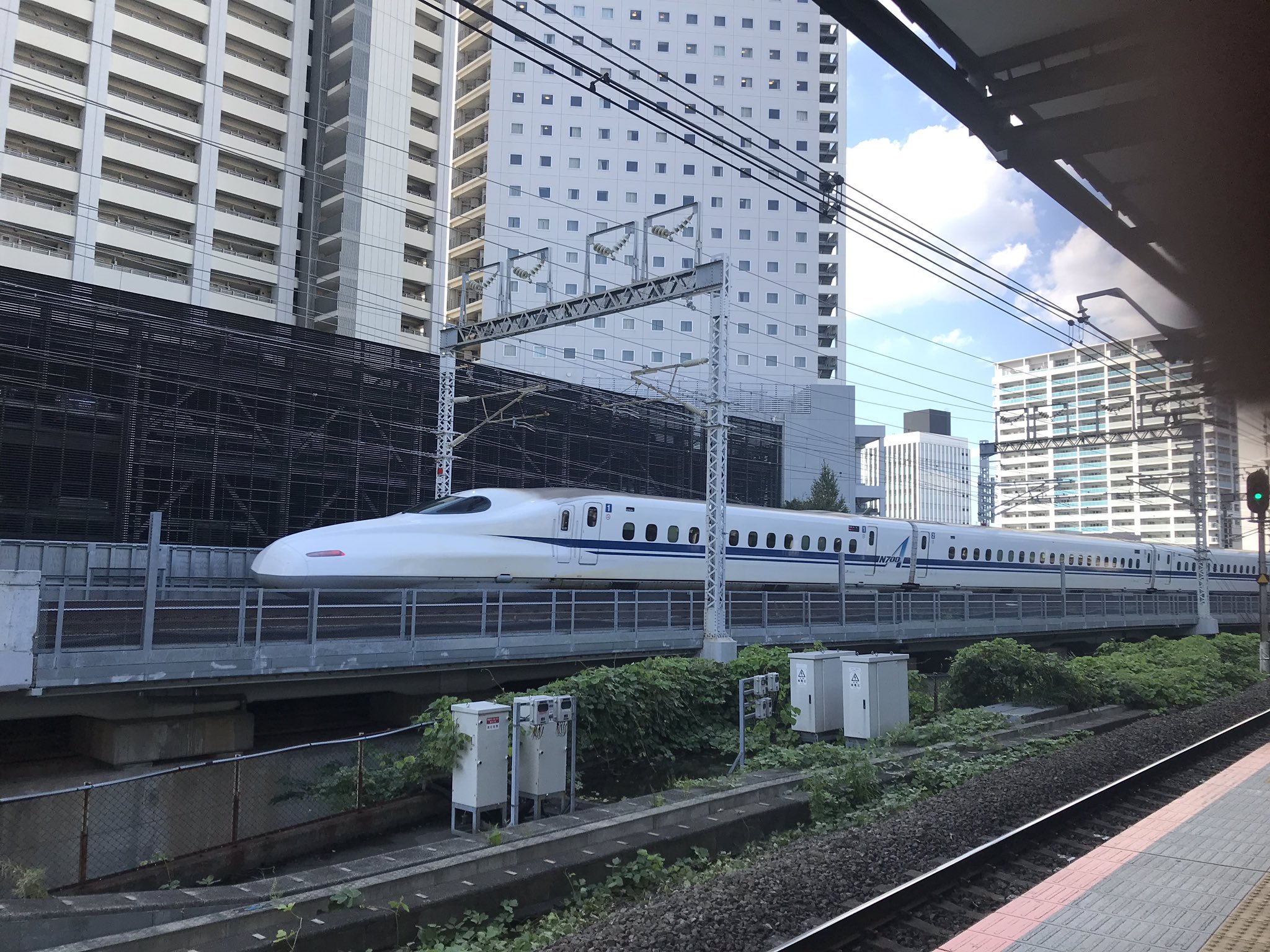 ラン桃次郎 Twitterissa 横須賀線武蔵小杉駅ホームから 東海道新幹線が 通過するのが 良く見えるから鉄道好きの子供たち はホームで大はしゃぎだ ﾟ ﾟ T Co Kosokqmyk4 Twitter