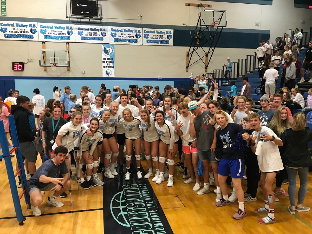 cvbearsvball1's tweet photo. Thanks to the amazing crowd that came out to see all 5 of our teams win tonight!! #wearecv https://t.co/ha15AvGDnp