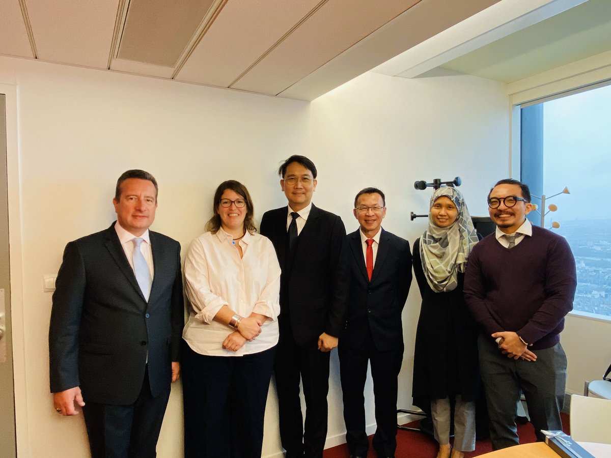 changchewhung's tweet photo. Meeting with Director Christopher Cripps, Director of International Development and VP Marie-Celine Daniel, Vice President for Education and Lifelong Learning. #SorbonneUniversity https://t.co/OundkNepsu