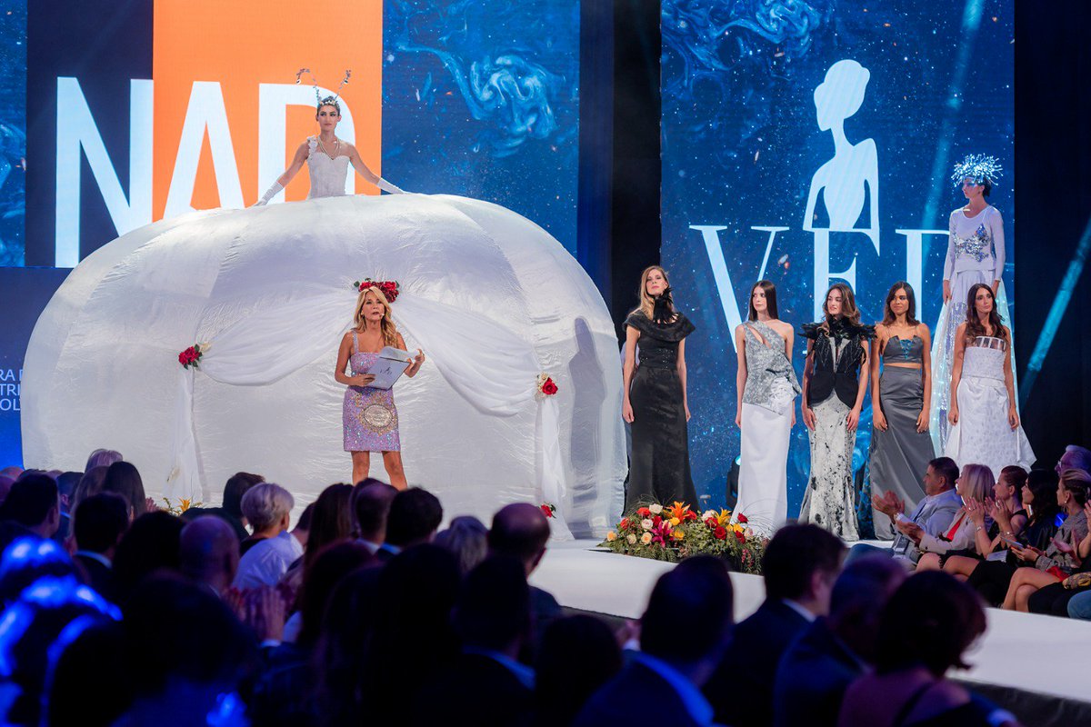 Oggi è il grande giorno! Ai Verona Fashion Days sfilerà anche l'abito disegnato dalla nostra studentessa Ilaria Manara.L’abito esalta la purezza del colore bianco e l’eleganza delle perle.#nuovaaccademiadeldesign #veronafashiondays #VFD