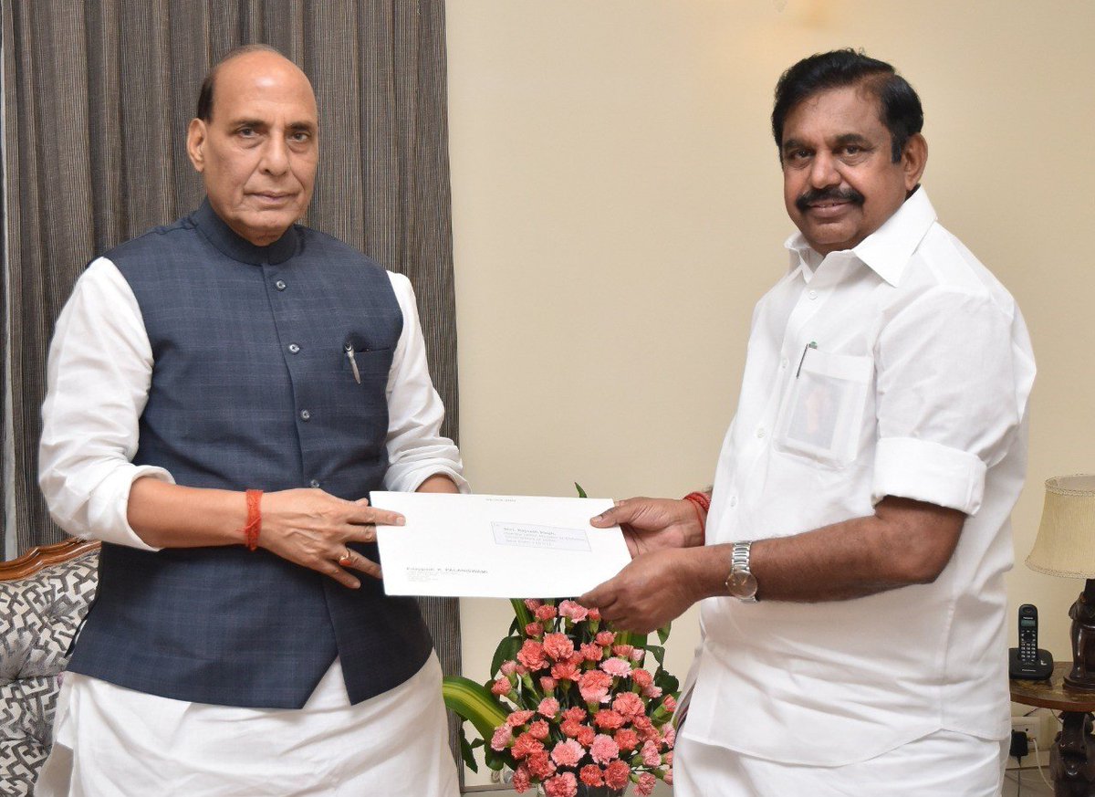 CMOTamilnadu's tweet photo. மாண்புமிகு தமிழக முதல்வர் திரு.எடப்பாடி கே.பழனிசாமி அவர்கள் மாண்புமிகு மத்திய பாதுகாப்புத்துறை அமைச்சர் @rajnathsingh அவர்களை சந்தித்து உயர்மட்ட பாலங்கள், விமான நிலைய விரிவாக்கத்திற்கு தேவையான பாதுகாப்பு துறைக்கு சொந்தமான நிலங்களை தமிழக அரசுக்கு வழங்கிட கோரிக்கை மனு அளித்தார். https://t.co/U7cpCl6bZG