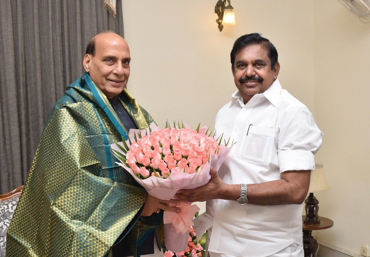 CMOTamilnadu's tweet photo. மாண்புமிகு தமிழக முதல்வர் திரு.எடப்பாடி கே.பழனிசாமி அவர்கள் மாண்புமிகு மத்திய பாதுகாப்புத்துறை அமைச்சர் @rajnathsingh அவர்களை சந்தித்து உயர்மட்ட பாலங்கள், விமான நிலைய விரிவாக்கத்திற்கு தேவையான பாதுகாப்பு துறைக்கு சொந்தமான நிலங்களை தமிழக அரசுக்கு வழங்கிட கோரிக்கை மனு அளித்தார். https://t.co/U7cpCl6bZG