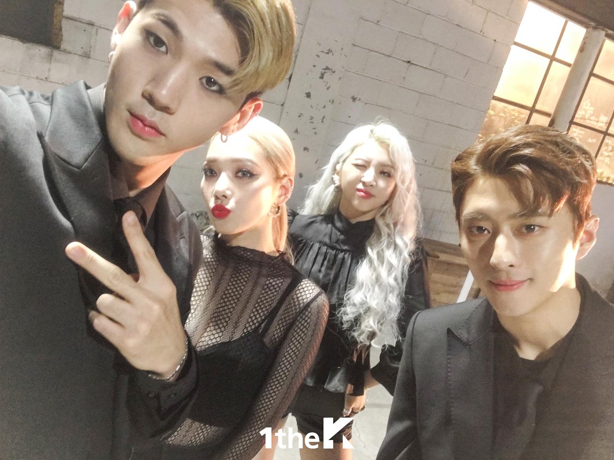 1theK's tweet photo. ���든카드를 위한 수트댄스 히든셀카 투척!📸 역시 셀카도 킹카퀸카...★ #KARD #DumbLitty @KARD_Official

#수트댄스 KARD 보러가기 👉 https://t.co/Yy8FB4YQRS https://t.co/DVpt1jH16z