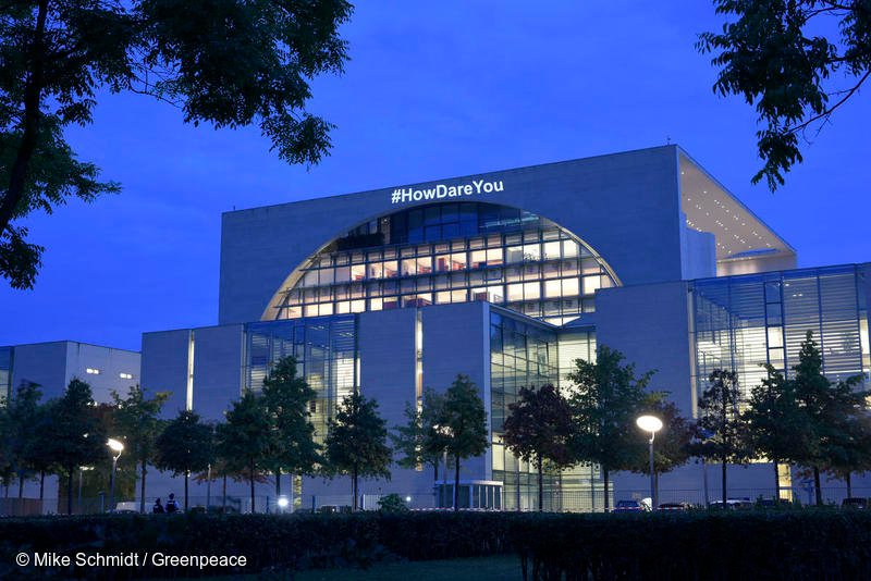 Was fällt euch ein? Nach der Rede von <a href="/GretaThunberg/">Greta Thunberg</a> beim UN-Klimagipfel, projizierten heute morgen Aktivistinnen #HowDareYou ans Bundeskanzleramt. Dort soll heute die Zukunft der deutschen Klimapolitik beschlossen werden. #NotMyKlimapaket