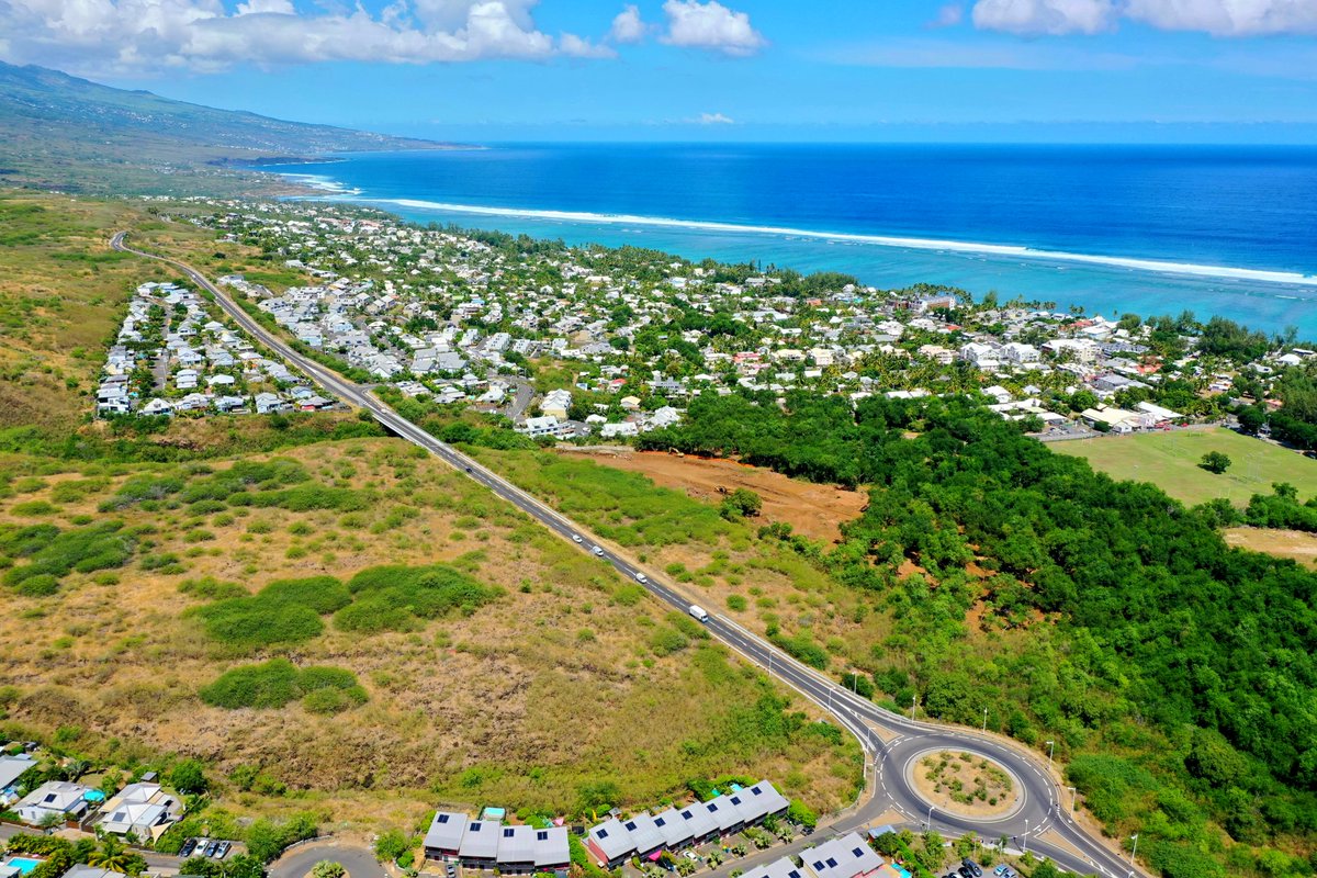 HeimanaYi's tweet photo. My #hometown in #Reunionisland #lasalinelesbains #lagoon #drone #dronephotography #aerialphotography  #indianocean #island #djiglobal #djimavic2pro #mavicpro https://t.co/jB8sK9ueNU