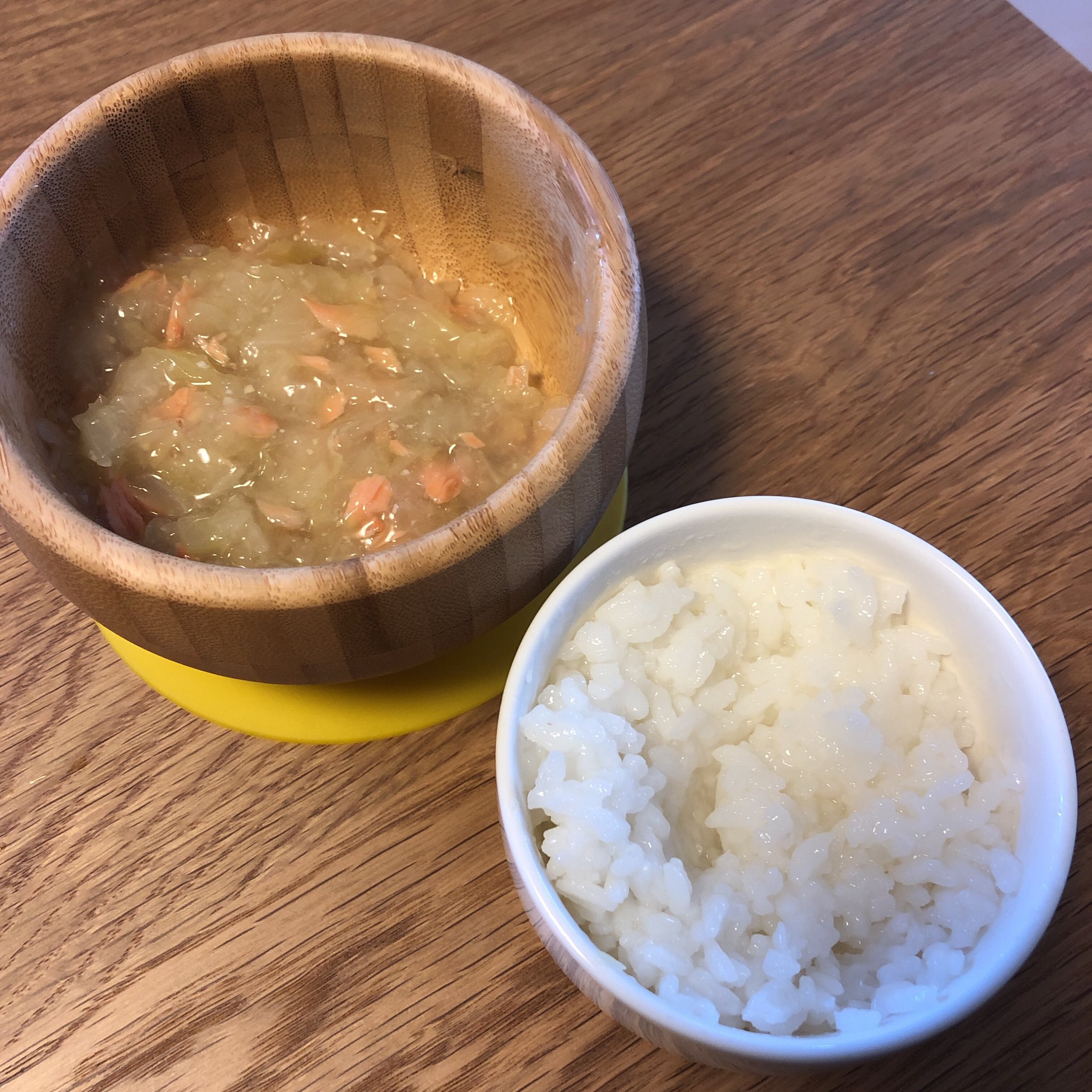M Mama 今日の離乳食 後期 みじん切りしたキャベツと玉ねぎと残ってた鮭を一緒に入れて煮ただけ 味は味噌のみ 最後に片栗粉でとろみをつけて完成 もち 三食分作りおきです笑 朝はオートミールに混ぜ混ぜ お昼はおかゆに 夜もおかゆと みじん切り