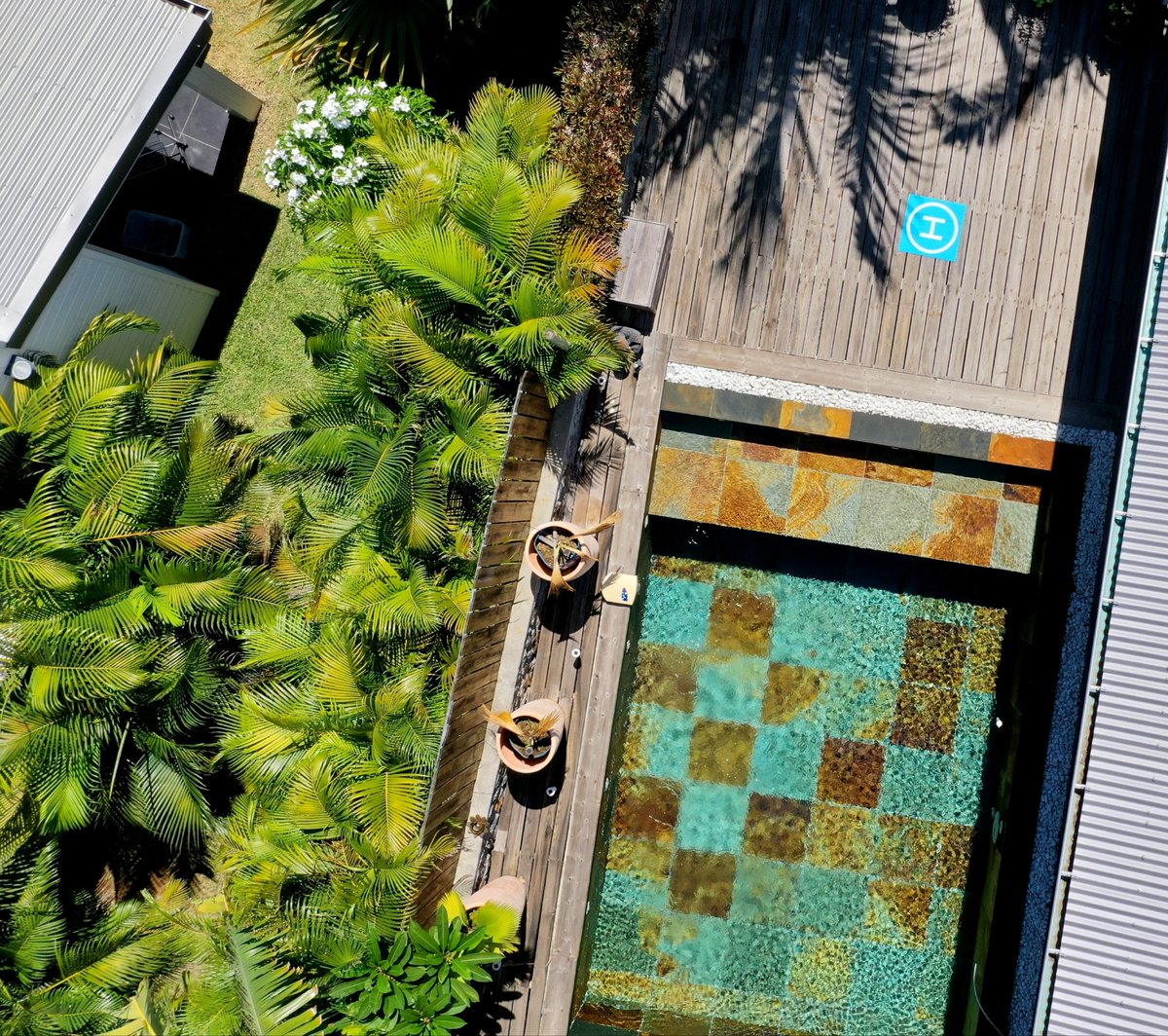 HeimanaYi's tweet photo. Need a #pool session ? #drone #dronephotography #aerialphotography  #djiglobal #djimavic2pro #mavicpro #Reunionisland https://t.co/kLQGFDWM0P