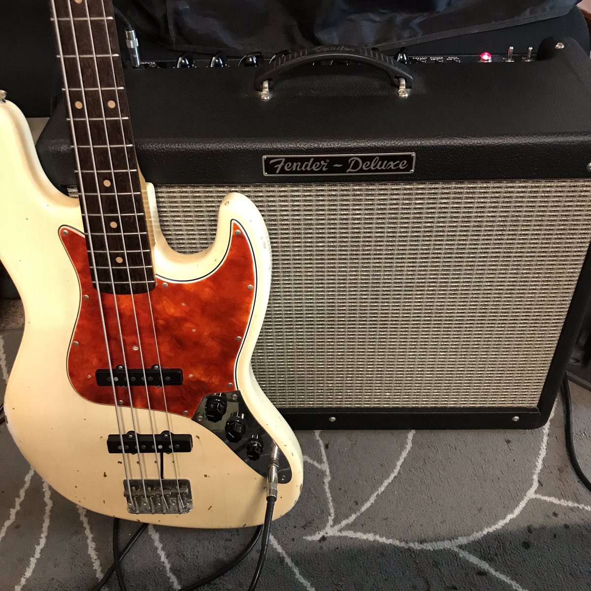 NAOIZM's tweet photo. 友人にギターアンプを譲って貰った。この手のビンテージ系のアンプは、ベースを鳴らしても良い音なのです。下手な最近のベースアンプより全然グッド〜今度マイク録りでレコーディングで使ってみようw
#FenderHotRod Blues Deluxe https://t.co/KrYgeqe8ka