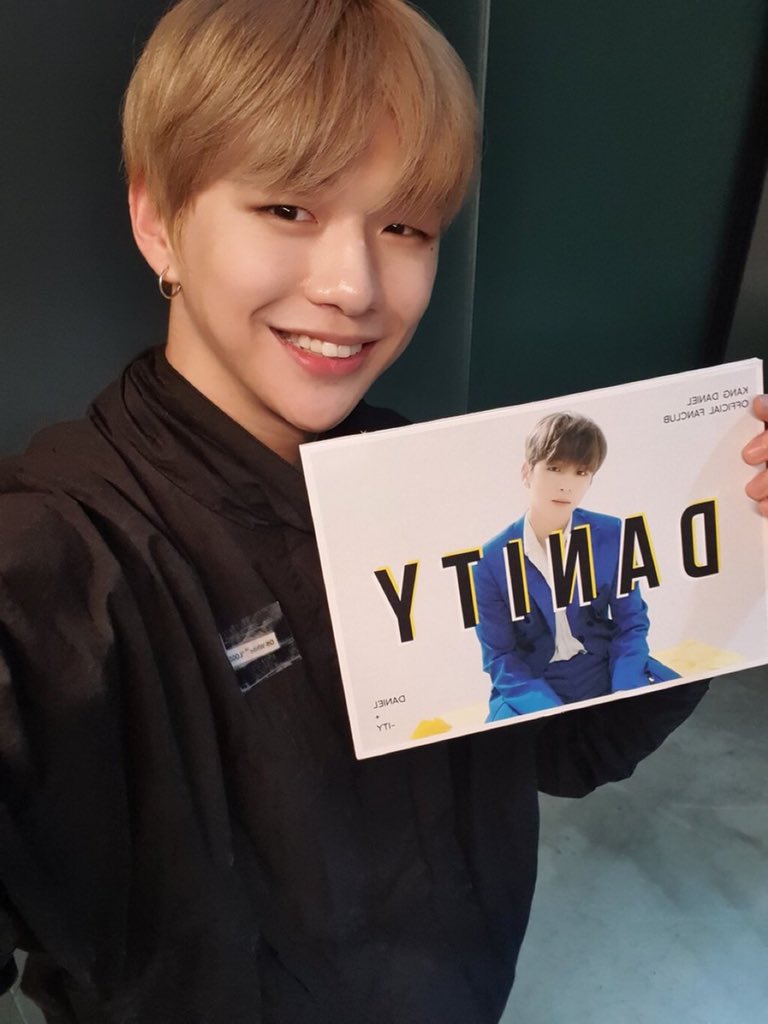sboy_DANIEL's tweet photo. 강다니엘 매일 고마워❤️
#KangDaniel #강다니엘 
#DanielK2MonthsDebut 
#ColorfulDaniel

함께한 7월 
보고싶었던 8월 
만나고온 9월
모든 날 다 행복해!! https://t.co/Rb5TyBSBGW
