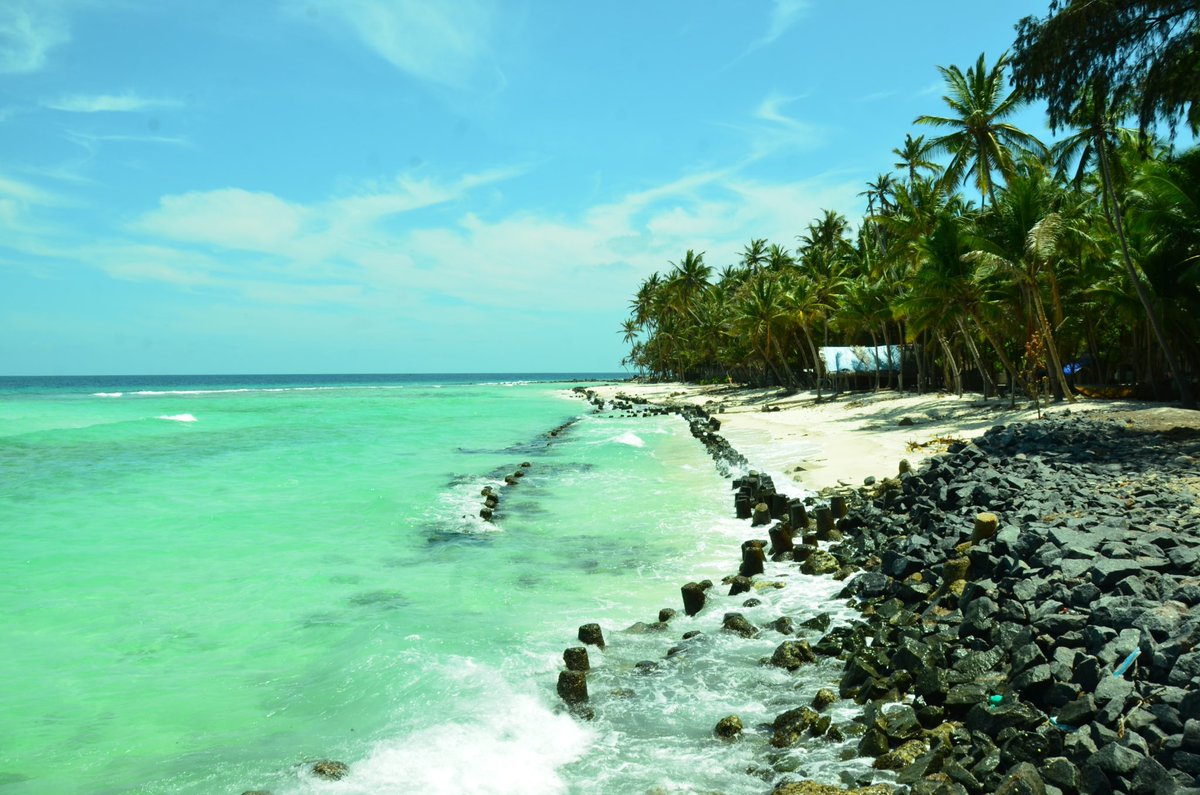 TourMyIndiaa's tweet photo. Blue sea, unspoiled beaches, exotic islands, explore the alluring LAKSHWADEEP ISLAND 😃
#tourmyindia #southindia #southindiatourism
*
#WednesdayThoughts #WednesdayWisdom #WednesdayMotivation #wanderwednesday #travel #travelindia  #explore #india #travelling https://t.co/u6mSCHjeDd
