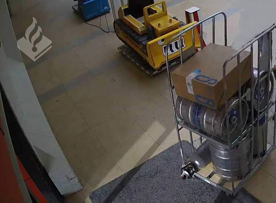 POL_Peelland's tweet photo. Dief steelt Bavaria biertap en bierfusten, de politie vraagt uw hulp.
23 september werd er uit WC De Bus in Helmond een complete Bavaria biertap en 5 fusten gestolen.
Heeft u informatie? Bel 0900-8844. Anoniem? 0800-7000 PL2100-2019200446
#politiehelmond #diefstal #OOBRSC https://t.co/OJ1abKsTrQ