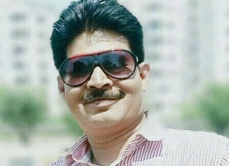UtkarshPrakas16's tweet photo. अलसाई धूप गीली और जैसे बारिश सूखी है क्यूं आज मौसम की तासीर रूखी है पहाड़ पर से गिरते पड़ते पत्थरों की तरह जैसे वक्त के बिखरे मोती समेटे नहीं जा रहे और ओस की छोटी छोटी बूंदे आंखों की पुतलियों पर घाव कर रही हैं बादल गर्जना भूल गए आंधियां बेहोश फिर भी धरा का सीना जैसे फटा जा रहा है https://t.co/fTFJvatYQJ