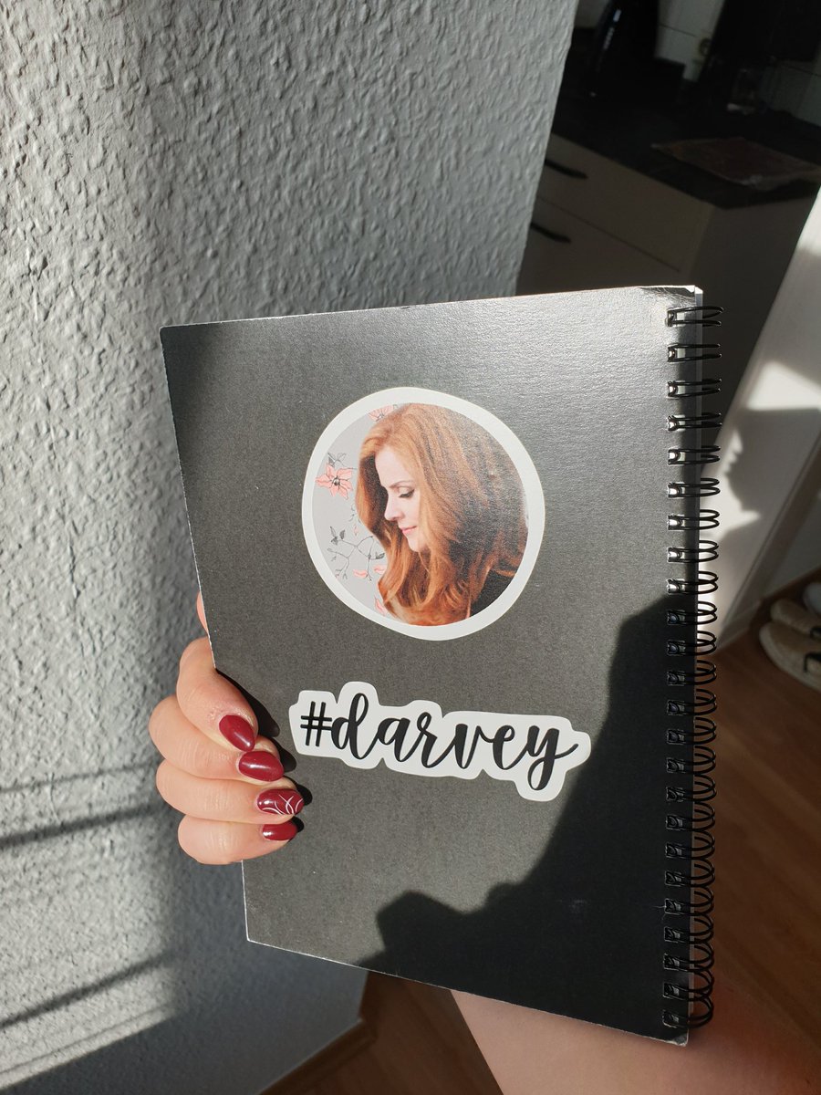 MerakiWhiskers's tweet photo. Donna Paulsen nails on point.
#WWDPD
@Suits_USA @sarahgrafferty
#Darvey #Suits https://t.co/pnmMj1ggk2