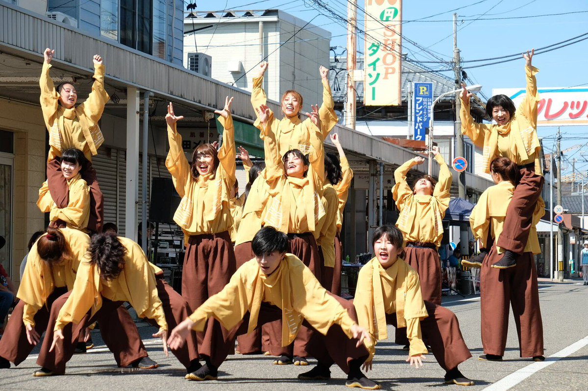 ARTISANCLOTHIN2's tweet photo. 第19回にいがた総おどり祭り
「響連」様の衣裳を製作させていただきました。ドレープ感の綺麗な『ヴィーナスデシン』という独特な素材で作ったトップスと羽織りは、振りとの相乗効果でとても美しいフォルムを描きます。
※新潟総踊り祭り実行委員会
#にいがた総おどり祭り #響連 #ARTISAN_CLOTHING https://t.co/gzm1SDFFpW