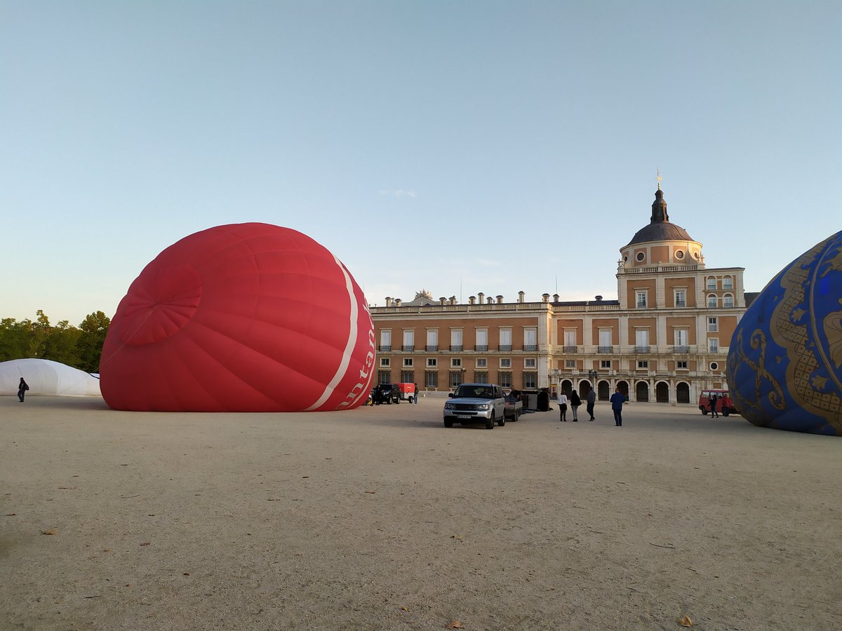 revistaiberica's tweet photo. Nos acercamos hasta Aranjuez para dar el pistoletazo de salida al Festival de Globos aeroestáticos, que se celebra del 18 al 20 de octubre con @dejatevolar 

¿Has visto alguna vez cómo se inflan? https://t.co/t6uaQmV86y