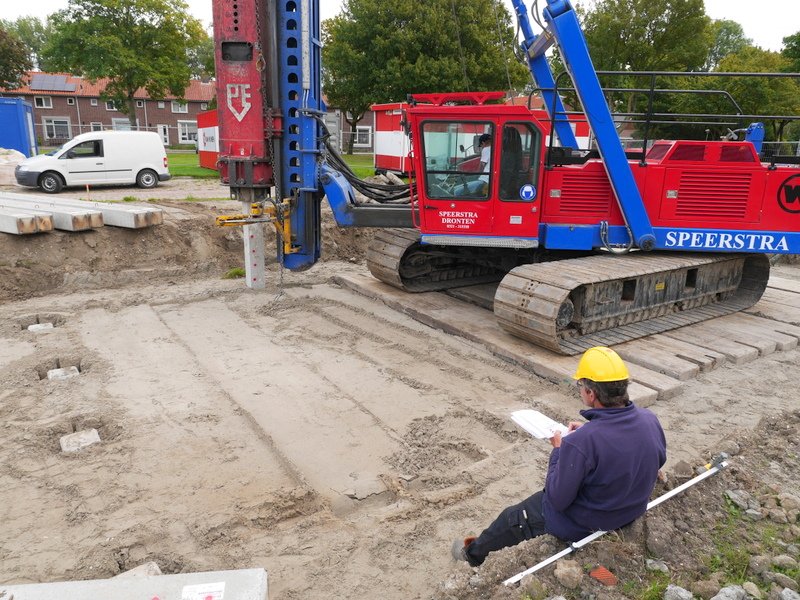 FILM - Aan de Bredehof 32-50 in Espel is gestart met de bouw van 5 eengezinswoningen en 5 multifunctionele woningen. De heipalen zijn inmiddels geslagen. Als je wilt zien hoe dat werkt, dat heien, kijk dan naar het filmpje. youtube.com/watch?v=TaLrbB…