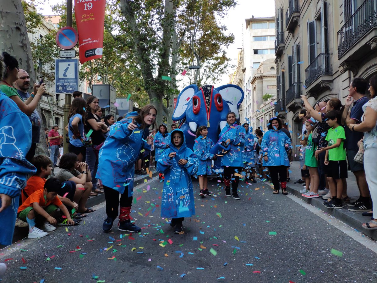 totrubi's tweet photo. La trompa d'en Bòjum va omplir de confeti els carrers de Barcelona per les Festes de la Mercè #rubicity #Merce2019 @LesAnades 

https://t.co/BNeDj6L3VQ https://t.co/dSFBqG0OQP