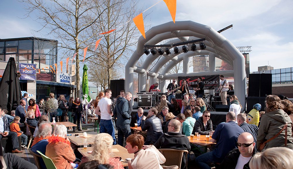 SvHLeerdam's tweet image. Op het #Samenloop terrein komt er een gezellig swing &amp;amp; chill entertainment plein met een groot #podium. Zodat iedereen alle ceremonies en optredens goed kan zien. Het podium wordt mede mogelijk gemaakt voor Airstage.nl

Programma Samenloop: samenloopvoorhoop.nl/alle-samenlope…
