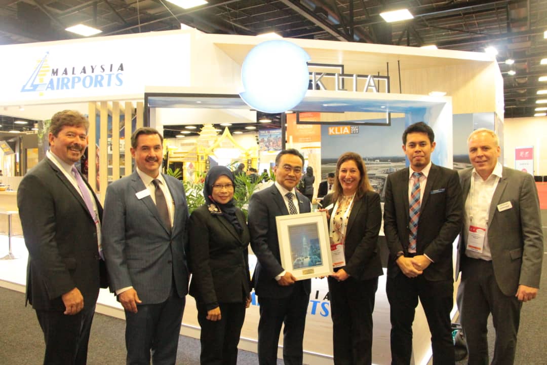 YMRajaAzmi's tweet photo. Ideas from our team won M'sia the Gold placing in the Airports &amp; Economic Development category for Air Transport World Ad Awards 2019. More than 500 airlines &amp; industry leaders took part in the judging. Glad to put the country's best interest forward, in all that we do. #airport https://t.co/94SQiWWGC5