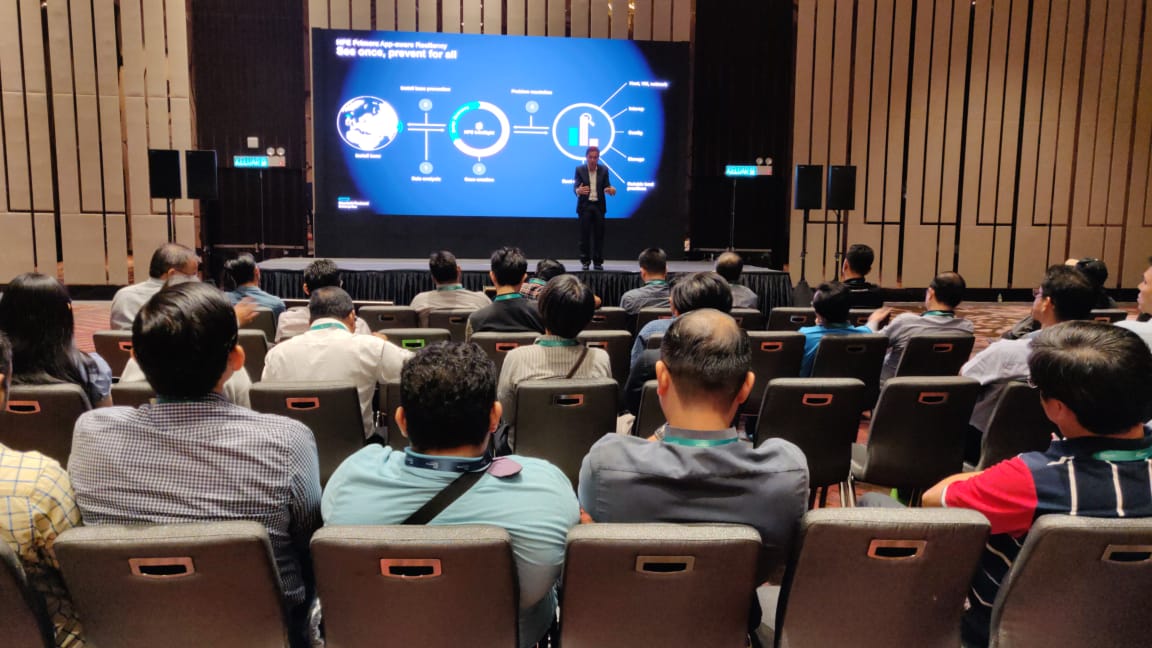 HPE_APAC's tweet image. HPE Primera has a unique all-active architecture where #data can simultaneously access all controllers and ports - Gerald Teo, Regional Sales Manager Hybrid-IT Sales-Storage, HPE Asia Pacific #HPEDTIS19