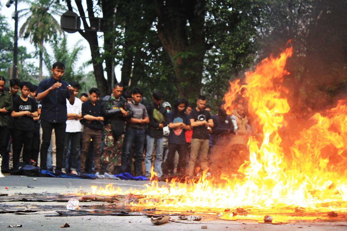 DadanRamdani98's tweet photo. Karena TNI tau mahasiswa bukan musuh yang harus digebug 👌

#MahasiswaBersamaTNI #TNI #DemoMahasiswa #RUUKHUP #RUUKPK #RUU #bandung #drpd #dprdjawabarat https://t.co/fjafHWqP8c