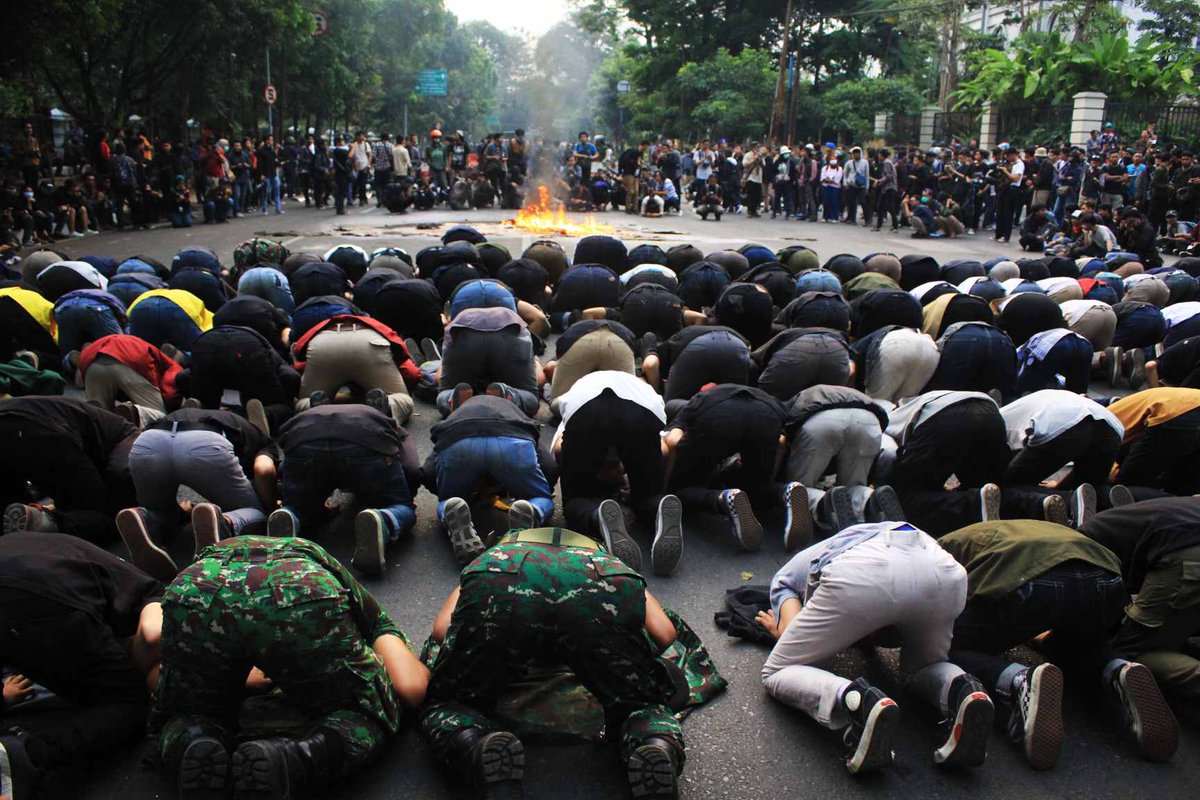 DadanRamdani98's tweet photo. Karena TNI tau mahasiswa bukan musuh yang harus digebug 👌

#MahasiswaBersamaTNI #TNI #DemoMahasiswa #RUUKHUP #RUUKPK #RUU #bandung #drpd #dprdjawabarat https://t.co/fjafHWqP8c