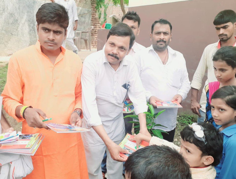 AmitKus21531022's tweet photo. आज 24.9.2019 को अपने [#22वे] जन्मदिन मित्रों तथा जदयू नेताओं के साथ [नवानगर #VisionClass ] मे वृक्षारोपण तथा संस्थान के छात्र-छात्राओं पठन-पाठन सामग्री वितरण कर के मनाया,,  एवं इस पल को इतिहासिक बनाने वाले सभी शुभचिंतकओ को मैं तहे दिल से धन्यवाद करता हूं,,, #Thanksबन्धुओं____ https://t.co/Yvioq92iSI