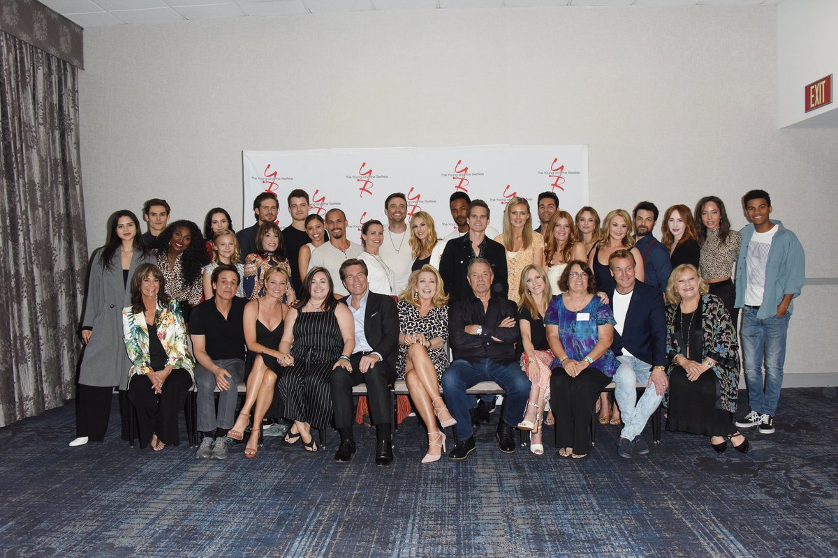 MishelleHaupt's tweet photo. Just hanging with whole cast of U&R! @YandR_CBS @YRInsider #fanevent #yr #yrfanevent https://t.co/DIxz8wB44q