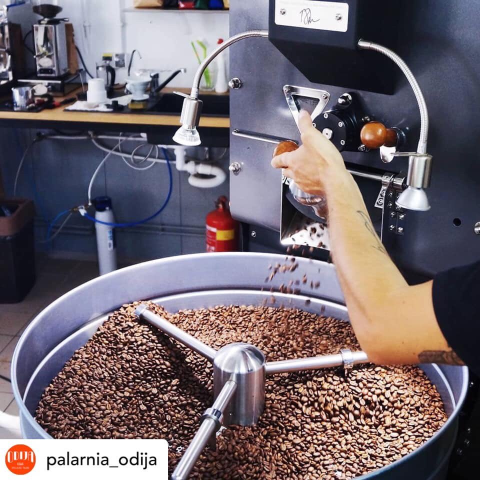 GenioRoasters's tweet photo. Check out what goes on in GENIO owners ODIJAβs roasting room in Poland. π΅π±βοΈ
πΈ Palarnia Odija
#GenioRoasters #Genio6 #GenioHeroes #GenioFamily #specialtycoffeeroaster #coffeeroasting #ProRoast https://t.co/AS4gNTHLSi