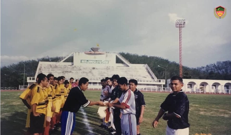 BalingCityFC's tweet photo. #TRIVIA | PERLAWANAN PERSAHABATAN AMAL REUNION LIGA ANTARABANGSA BETONG, THAILAND 1997/1998

Hasil kutipan ini akan dimasukkan ke dalam akaun bank kelab dan disumbangkan juga kepada mangsa...

MAYBANK BERHAD
KELAB BOLASEPAK BANDAR BALING
552040114487 https://t.co/XgaSLpIB0M