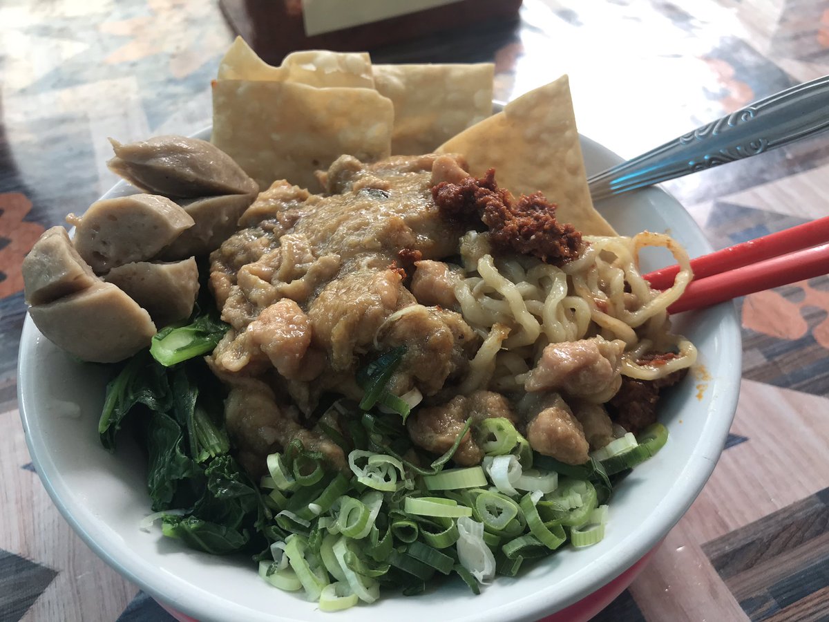 drhaltekehalte's tweet image. Kunjungan kedua ke Mie Ayam RR depan Kedai Kopi F/5. Paling suka dengan sensasi rasa karinya. 100 meter dari Exit B Sta MRT Fatmawati. Tadi pesen mie ayam bakso sayap Rp 19K. Daging sayap ayamnya mrotol, gak perlu susah payah usaha gigit dari tulangnya #apasih. #darihaltekehalte