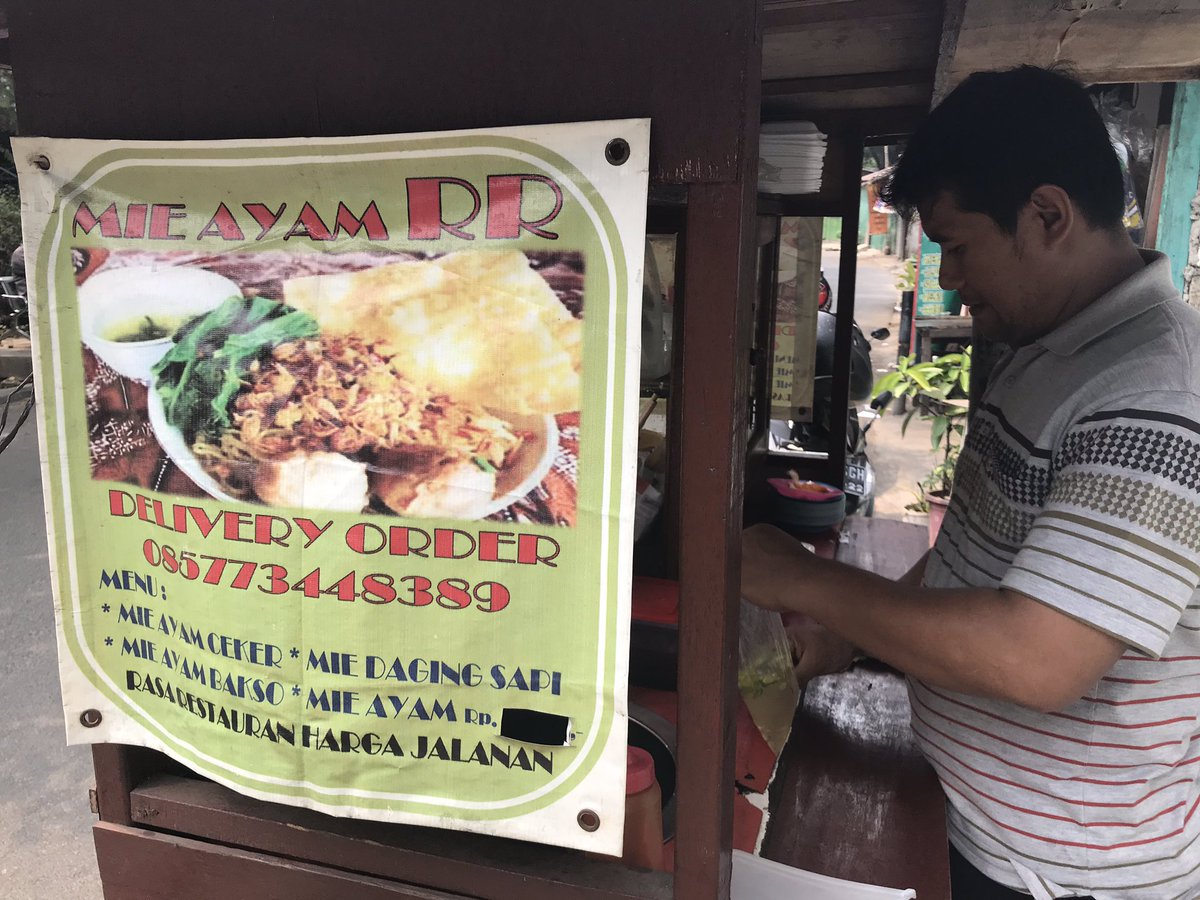 drhaltekehalte's tweet image. Kunjungan kedua ke Mie Ayam RR depan Kedai Kopi F/5. Paling suka dengan sensasi rasa karinya. 100 meter dari Exit B Sta MRT Fatmawati. Tadi pesen mie ayam bakso sayap Rp 19K. Daging sayap ayamnya mrotol, gak perlu susah payah usaha gigit dari tulangnya #apasih. #darihaltekehalte