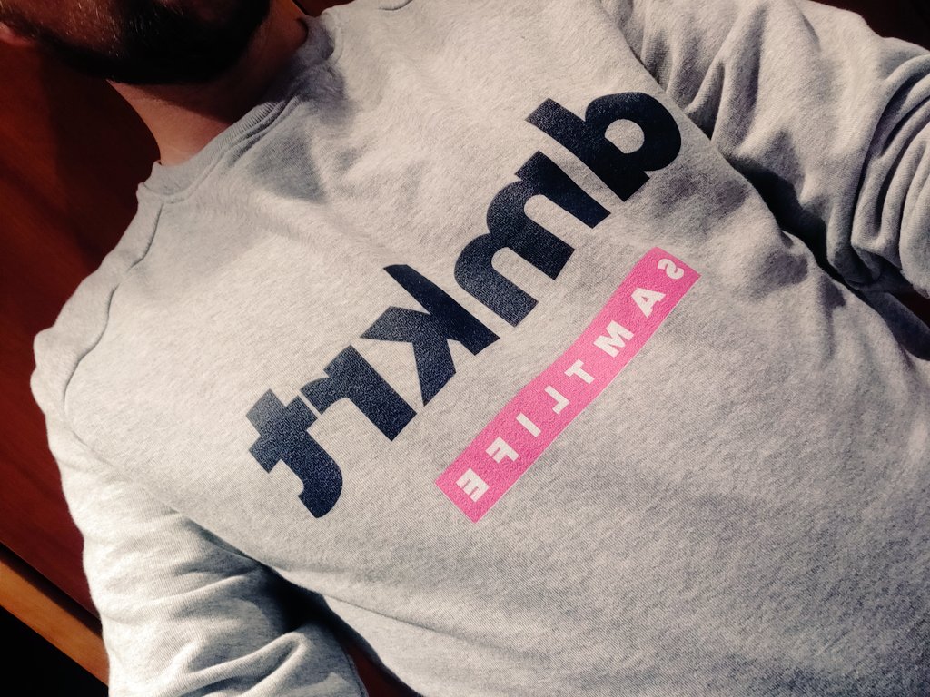 wahl_beobachter's tweet photo. Gestern war ich in Erfurt, und alles was ich bekommen habe war dieser Sweater ✌️ Vielen Dank für die Einladung an @fasco @LpBThueringen & @FUNKEMEDIEN für die Einladung zum #tmg19 & an @SamtundSeidel für neuen Demokratie-Pulli 👕🕺YEAH. Endlich Ersatzpulli. https://t.co/kz6BfHg3m6