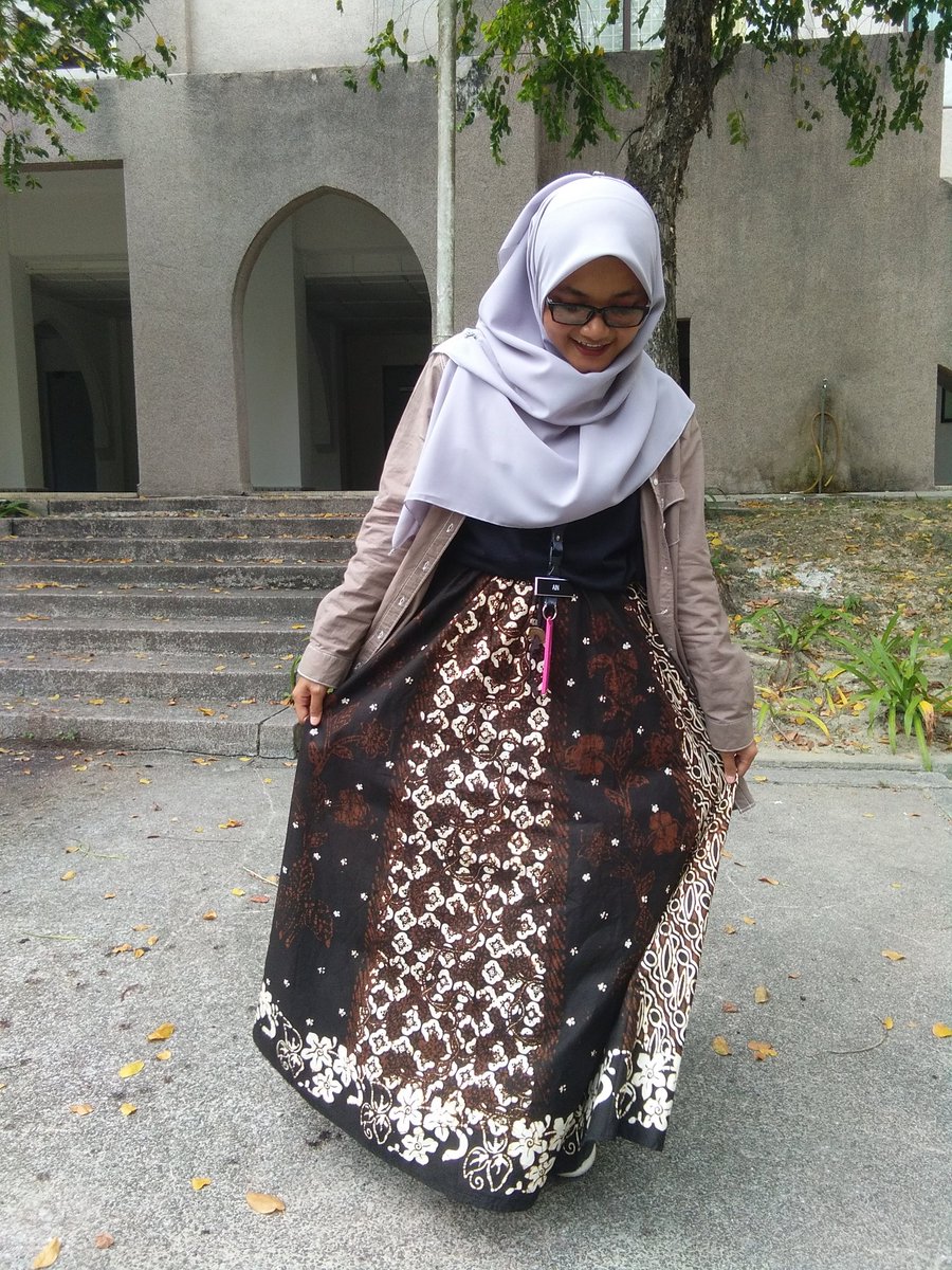 ainlels's tweet photo. Birthday gift all the way from Padang! 

Wear this today as a celebration of my upcoming birthday, thank you everyone yang puji cakap cantik hahahah setahun sekali je tu nak dengar orang puji ain cantik😂

#idontknowhowtopose 
#22soon https://t.co/NHBpUdu66w