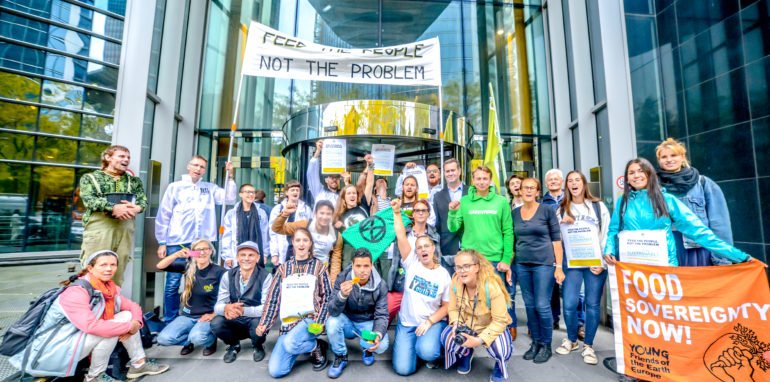 ClimateCoaliti1's tweet photo. Students for Climate, boeren en ngo’s voerden gisteren actie in Brussel in kader van #GlobalWeekforFuture. Met de actie 'Hungergames' willen ze dat de nieuwe regering het pad effent voor duurzame voedselproductie en landbouw. #ClimateStrike
https://t.co/2k7Bu8FrHk https://t.co/Ha04BXyK19