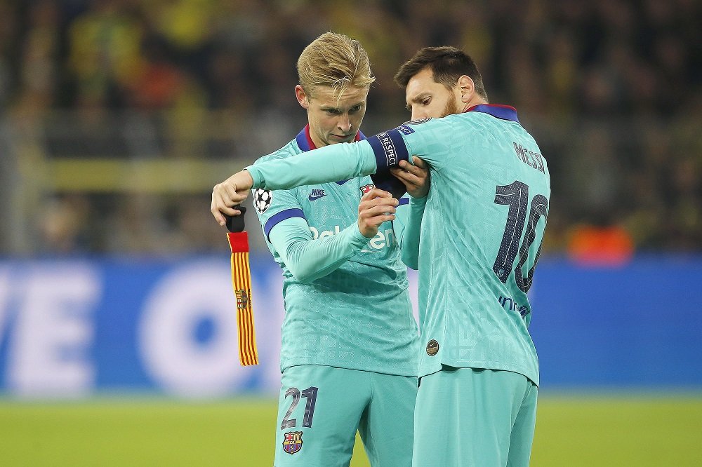 NSP SPORTFOTO VAN DE WEEK Zonder hulp van <a href="/DeJongFrenkie21/">Frenkie de Jong</a> kan Lionel Messi niet altijd, zag <a href="/NielsBoersema/">Niels Boersema</a> in het duel tegen Borussia Dortmund. Messi nam de aanvoerdersband over van  Busquets, maar moest daarvoor geholpen worden door Frenkie de Jong.