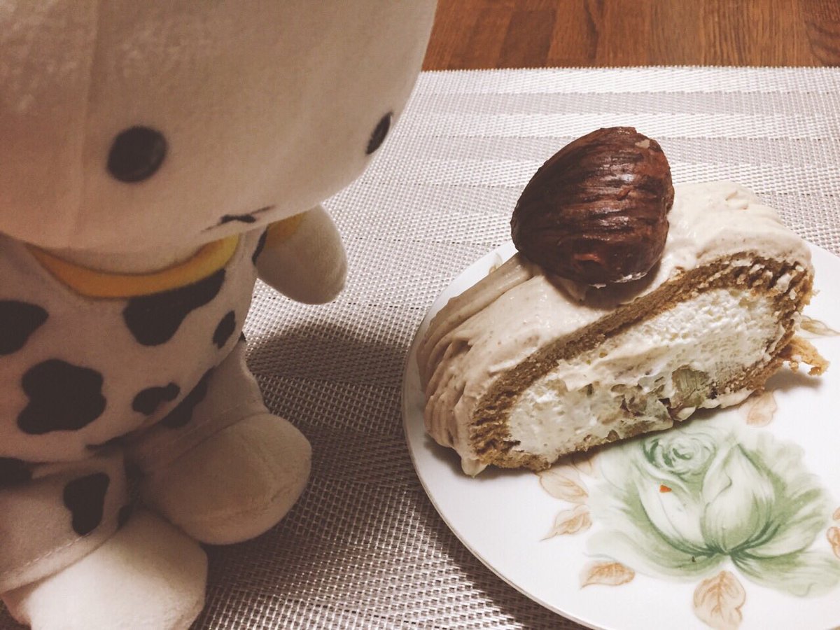 Upa 今日のおやつはモンブランロールケーキ コーヒー味のスポンジに渋皮煮入りのクリームを巻いて甘栗で作ったモンブランクリームを絞りました あ ミッフィー に狙われています ミッフィー かわいい モンブランロールケーキ 手作り 美味しい お