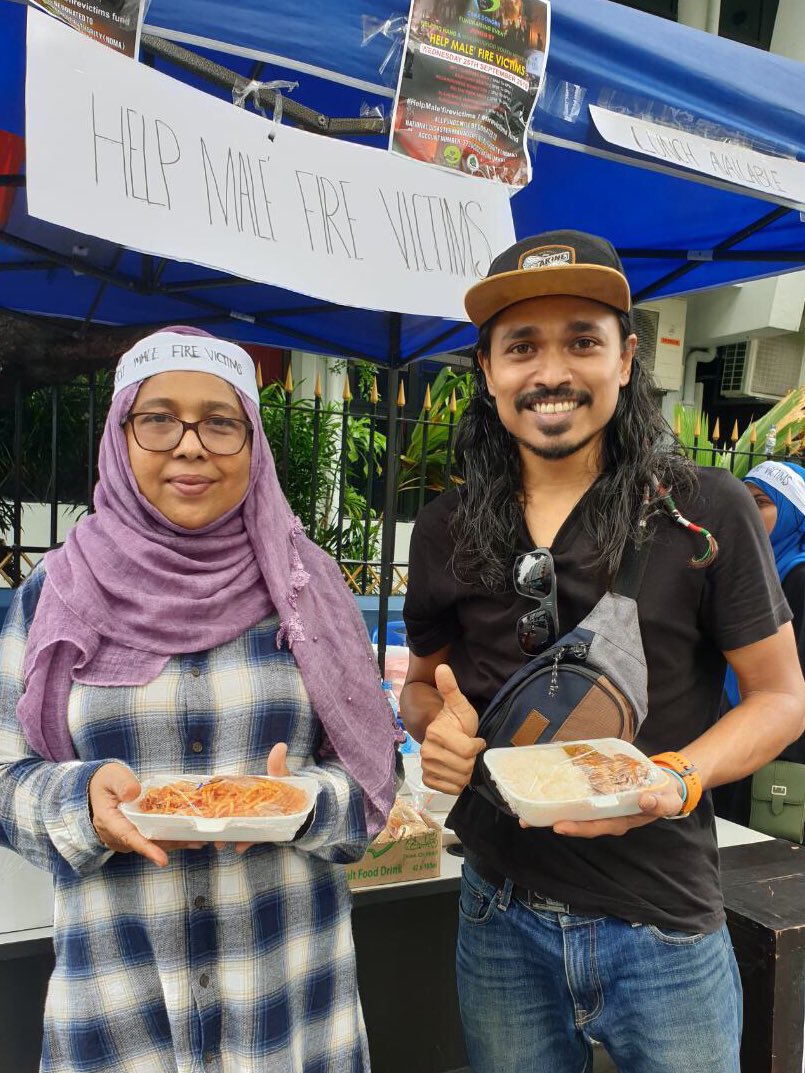 RilwanLatheef_'s tweet photo. Fundraising event by @cakedonors, #HelpHandmv &amp;  #MakunudhooYouth happening in front of @CustomsMv &amp; @Portmv 
Lunch packs available now.
Spaghetti, Noodles, Kulhimas/BondiBaiy, KanamadhuCakes, ++.
*all the money will be going into @NDMAmv fire victims account.
#EkuveriDhivehin https://t.co/q26ToFtRyI