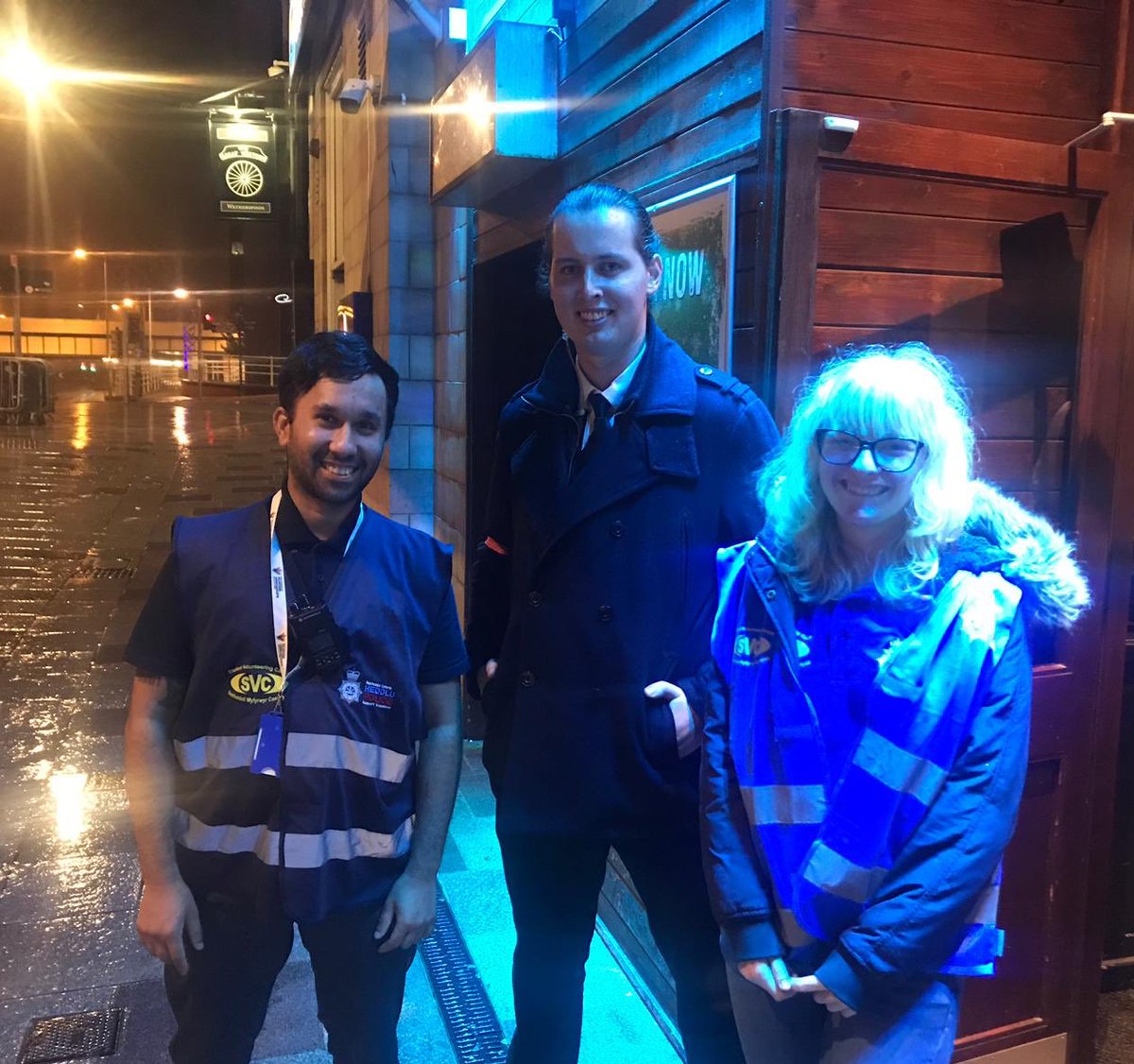 MikeUniSIO's tweet image. It was a wet one ☔️ last night for #Freshers2K19 in #Cardiff 
Our @SWPVolunteers spent the night patrolling the city helping anyone who became vulnerable. 
They stopped here at @WalkaboutCardif to see how the night was going &amp;amp; are out every night this week 👏🏻🚌 @commissionersw