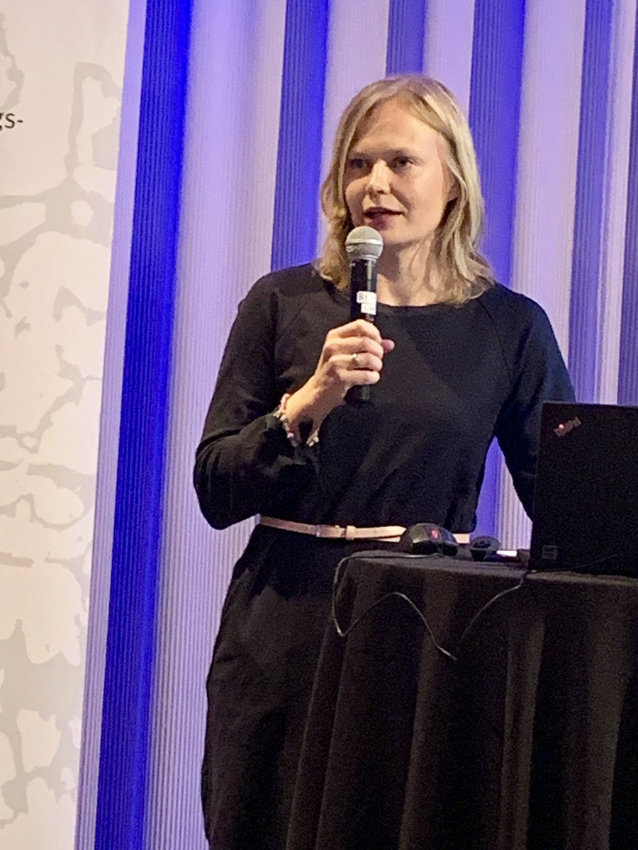 Minister <a href="/KosonenHanna/">Hanna Kosonen</a> öppnar dagens #opettajankoulutusfoorumi och berättar om regeringen Rinnes ambitioner. ”Alla barn ska ha samma möjligheter’. #kärkihankkeet